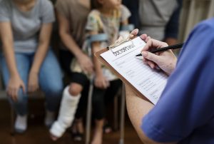 Pacientes aguardam atendimento hospitalar