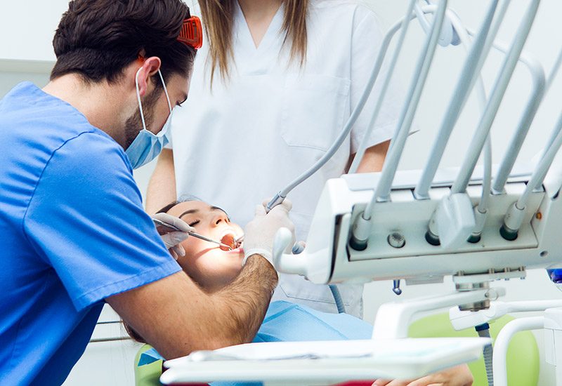 dentista operando paciente