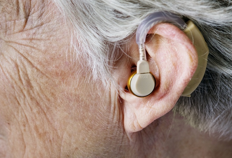 ouvido de mulher idosa com perda auditiva