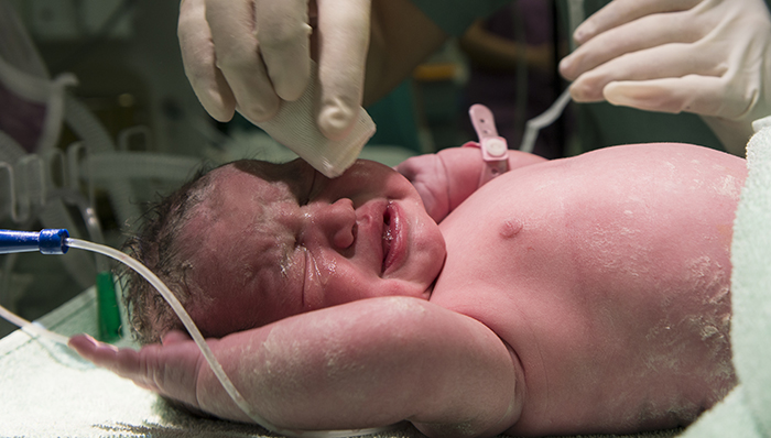 Enfermeira Obstétrica cuida de bebê recém nascido