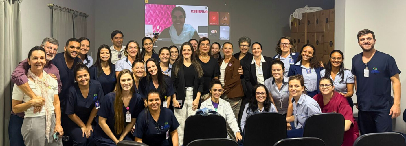 Equipe do Hospital Padre Máximo com avaliadores do Grupo IBES no processo de avaliação.