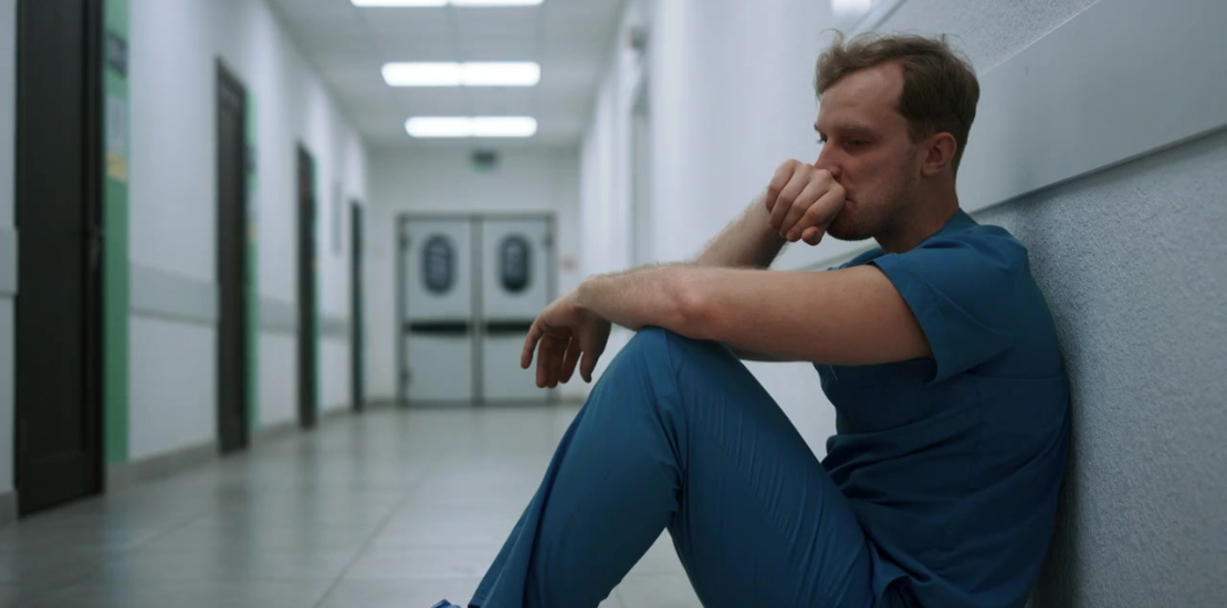 O estudo "Second Victims in Mental Health Care" de Deborah Aluh e Jesus Cortes aborda fenômeno das "segundas vítimas" no contexto da saúde mental