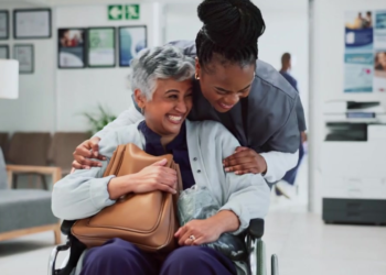 Profissionais de saúde compassivos demonstram empatia genuína, compreensão das necessidades emocionais dos pacientes e respeitam os indivíduos