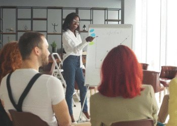 Referências evidenciam que Cursos In Company são ferramentas estratégicas que promovem desenvolvimento e melhoria contínua dos processos organizacionais