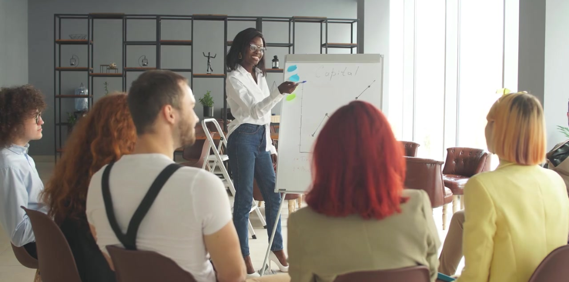 Referências evidenciam que Cursos In Company são ferramentas estratégicas que promovem desenvolvimento e melhoria contínua dos processos organizacionais