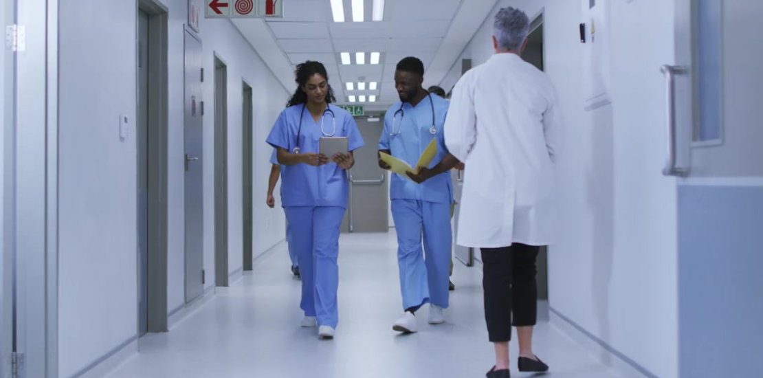 Melhoria de microssistemas envolve equipes da linha de frente, pacientes e famílias em um processo estruturado para melhorar qualidade de atendimento e resultados