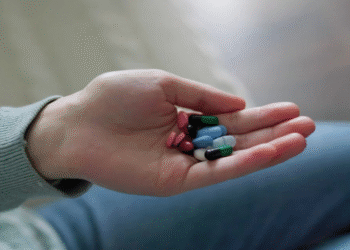 Resistência a antimicrobianos aumenta morbimortalidade e é associada a altos custos assistenciaiss, sobrecarregando o sistema de saúde.
