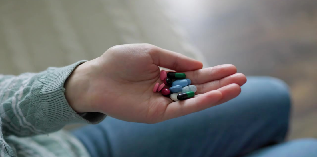 Resistência a antimicrobianos aumenta morbimortalidade e é associada a altos custos assistenciaiss, sobrecarregando o sistema de saúde.