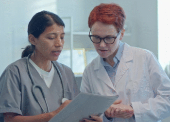 A educação contínua da equipe de enfermagem é vital para manter-se atualizada sobre as melhores práticas em stewardship de antimicrobianos.
