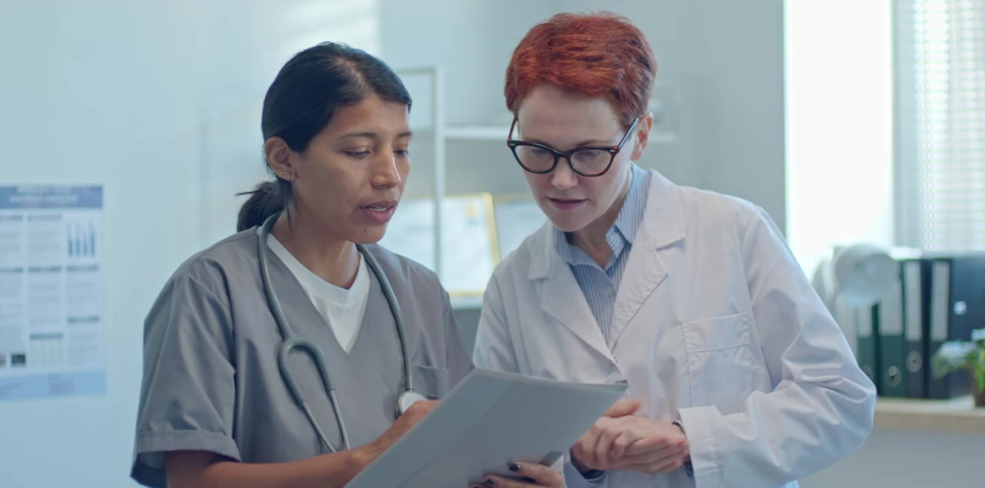 A educação contínua da equipe de enfermagem é vital para manter-se atualizada sobre as melhores práticas em stewardship de antimicrobianos.