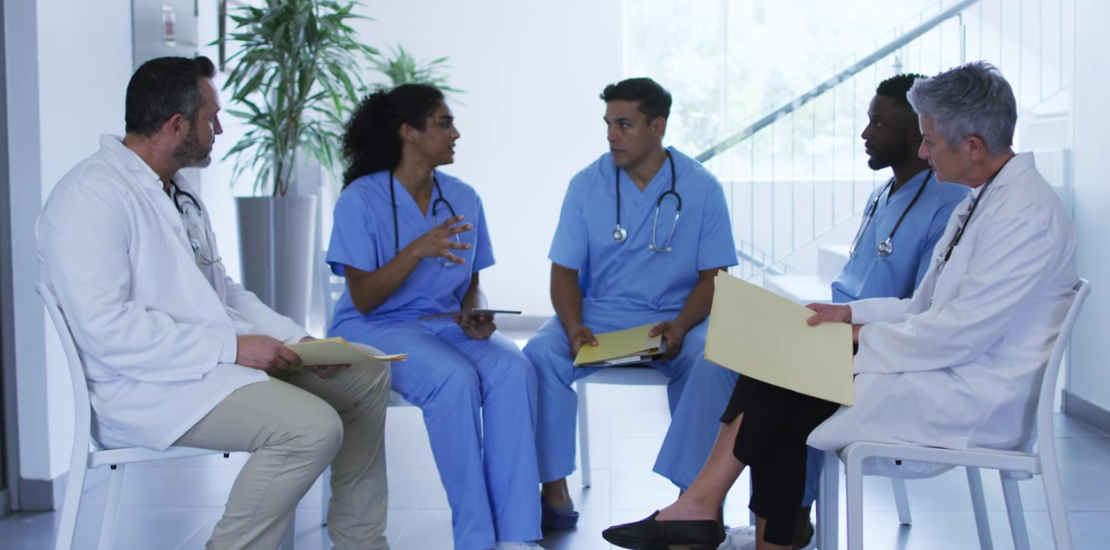 Um dos maiores desafios enfrentados pelas organizações é o engajamento do corpo clínico no cumprimento dos requisitos.