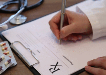O uso e prescrição generalizada de antimicrobianos comprometeu seu valor, levando a uma crise de resistência antimicrobiana.