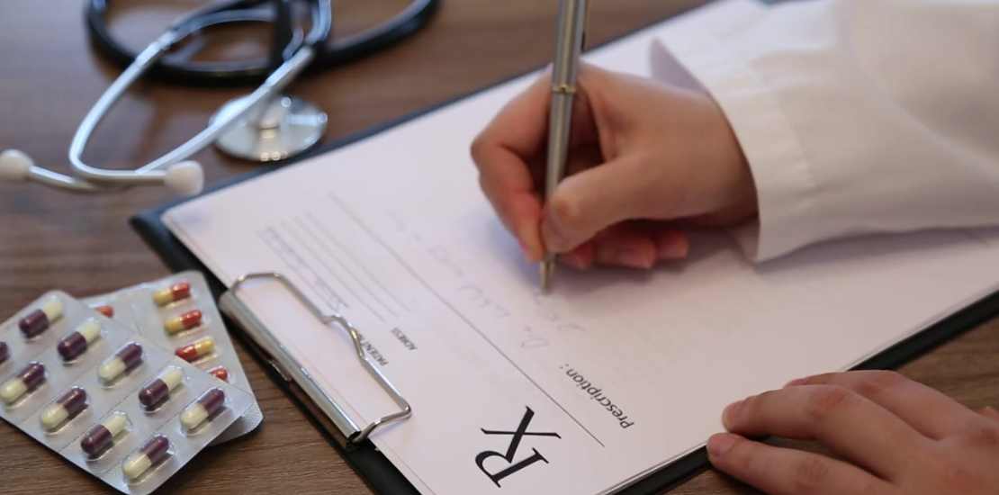 O uso e prescrição generalizada de antimicrobianos comprometeu seu valor, levando a uma crise de resistência antimicrobiana.