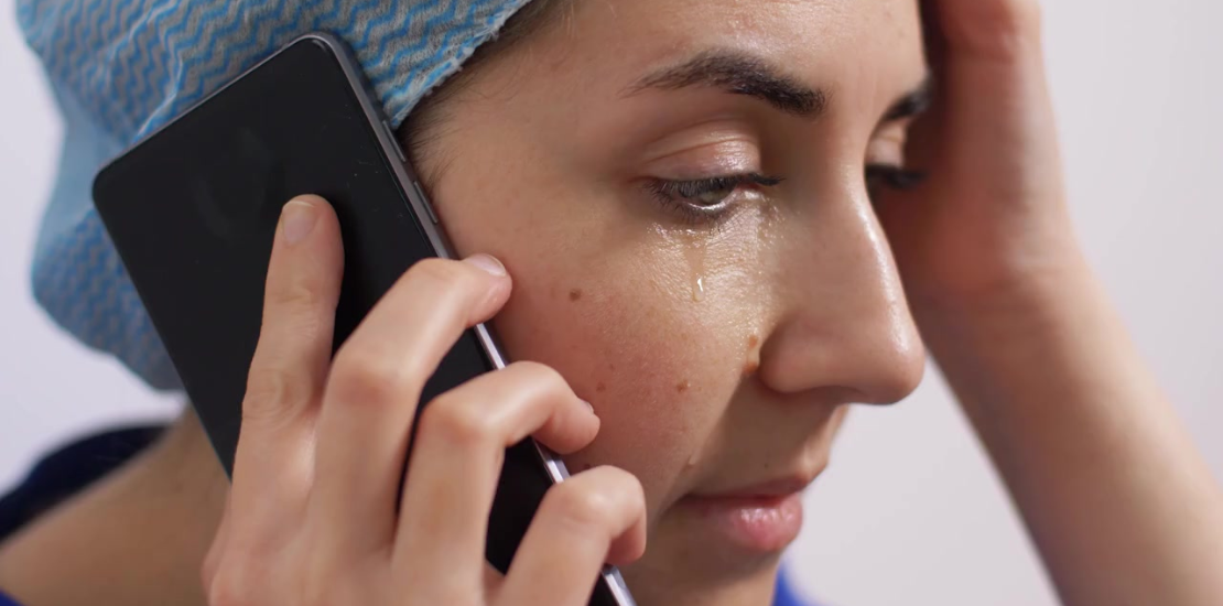 O burnout é um estado de exaustão física, emocional e mental causado pela exposição prolongada a estressores relacionados ao trabalho.
