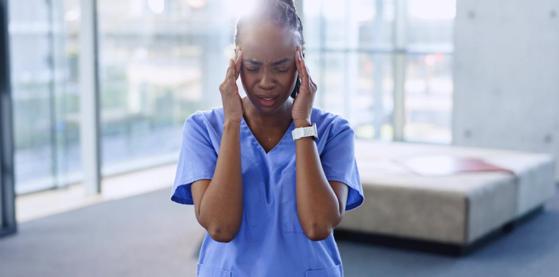 Muitos empregadores ainda veem o adoecimento psíquico e saúde mental como um problema pessoal, desvinculado das condições laborais.