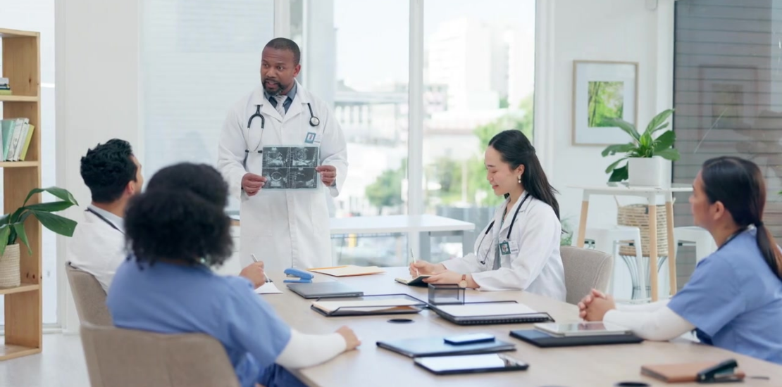 Mapeamento de processos e mapeamento da jornada do paciente impulsionam a inovação, reduzem riscos e promovem maior fidelização dos pacientes.